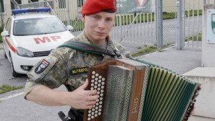 Dieser Soldat ist ein Held: Der „Krone“ schildert er seinen unglaublichen Einsatz. (Bild: Markus Tschepp)