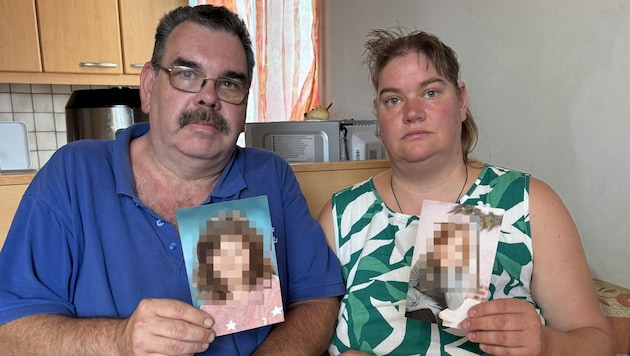 Wenn sie ihre Mädchen sehen wollen, bleibt Christine und Gerhard G. großteils nur der Griff zu alten Fotos. (Bild: Thomas Werth, Krone KREATIV)