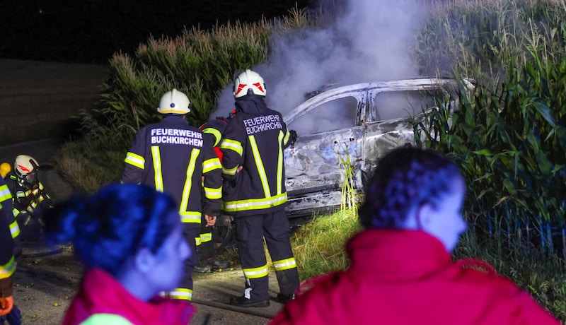 Feuerwehrleute löschten das brennende E-Auto, machten erst danach die schreckliche Entdeckung. Die beiden Jugendlichen hatten keine Chance, zu überleben. (Bild: Lauber/laumat.at Matthias)