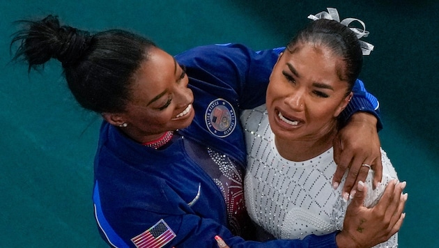 Jordan Chiles (right) was stripped of his bronze medal. The result is a bizarre dispute. (Bild: AP)