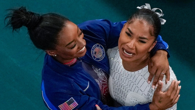 Simone Biles (left) celebrates with her colleague Jordan Chiles, who is crying with happiness (Bild: AP)