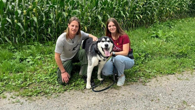 Martin Eigentler mit Tochter Lisa bei der Abholung von „Bounty“ im Tierheim Wörgl. (Bild: zVg)