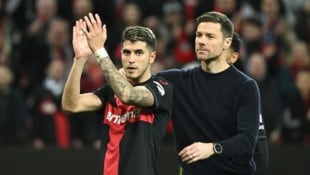 Trainer Xabi Alonos (rechts) mit Exequiel Palacios.