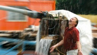Wie alles begann: Am 22. Juli 2004 floss erstmals Thermalwasser durch das Bohrloch und regnete ...