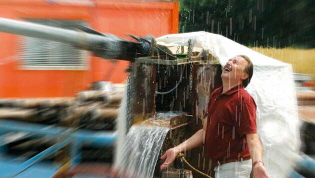 Wie alles begann: Am 22. Juli 2004 floss erstmals Thermalwasser durch das Bohrloch und regnete auf Bürgermeister Hans Rädler. (Bild: Horvath Helmut)