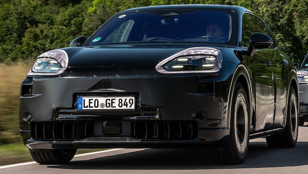 Porsche shows photos of the fourth Cayenne generation for the first time - albeit in camouflage. (Bild: Porsche)