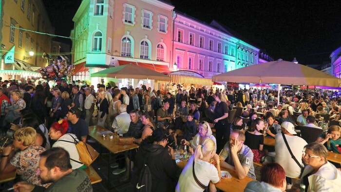 Every year, 70,000 guests come to the Altstadtzauber in Klagenfurt to sit together, chat, laugh and enjoy the culinary delights and music.