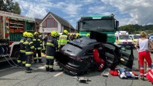 Auto und Lkw nach der Kollision im Gailtal. Der Unfall passierte auf der Höhe des Rüsthauses St. ...