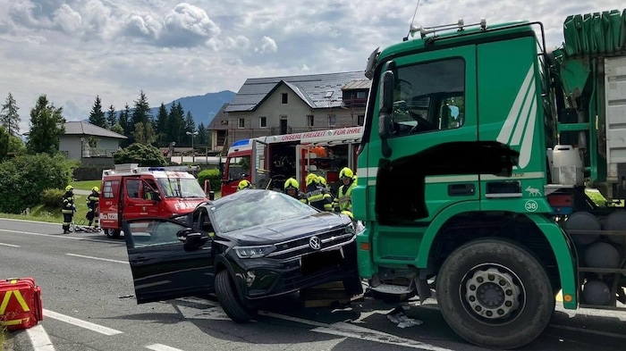 Die Lenkerin des Wagens wurde bei dem Unfall schwer verletzt.