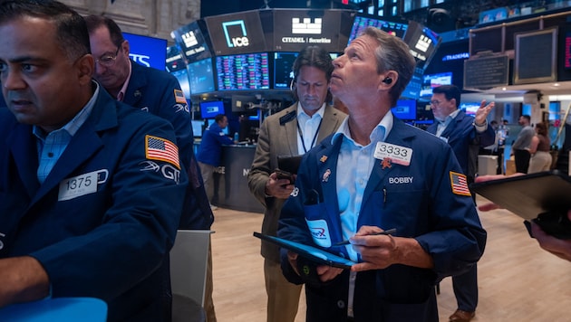 Fears of recession in the USA and concerns about the global economy caused stock markets around the world to plummet on Monday. (Bild: Getty Images/SPENCER PLATT)