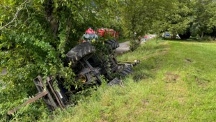 Beim Mulchen ist dieser Traktor über die Böschung gekippft. Der Lenker wurde verletzt.