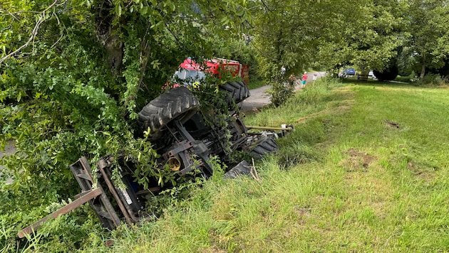 Beim Mulchen ist dieser Traktor über die Böschung gekippft. Der Lenker wurde verletzt. (Bild: FF Spittal an der Drau)