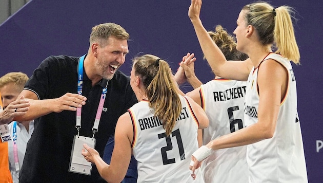 Dirk Nowitzki congratulated the German 3x3 basketball women. (Bild: Copyright 2024 The Associated Press. All rights reserved.)