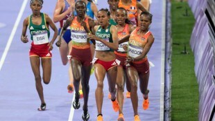 Faith Kipyegon (re.) und Gudaf Tsegay kamen sich in die Quere.