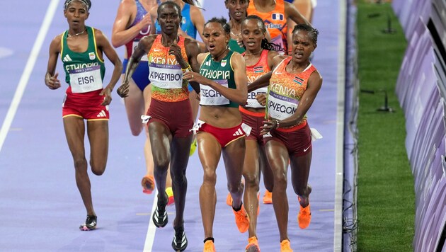 Faith Kipyegon (re.) und Gudaf Tsegay kamen sich in die Quere.