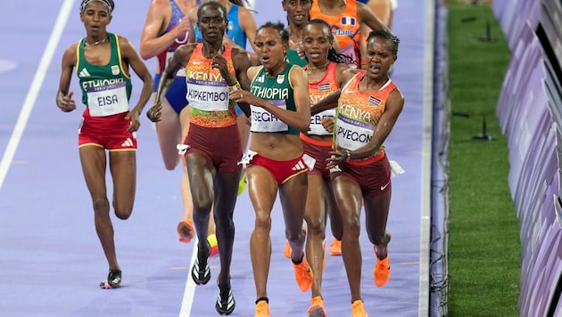 Faith Kipyegon (re.) und Gudaf Tsegay kamen sich in die Quere. (Bild: AP/Martin Meissner)