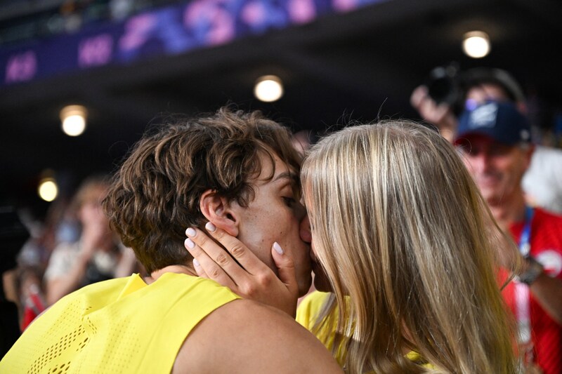 Beautiful scenes: Desire Inglander kisses her "world record-breaking husband. (Bild: AFP/Alexey PAVLOVSKY)