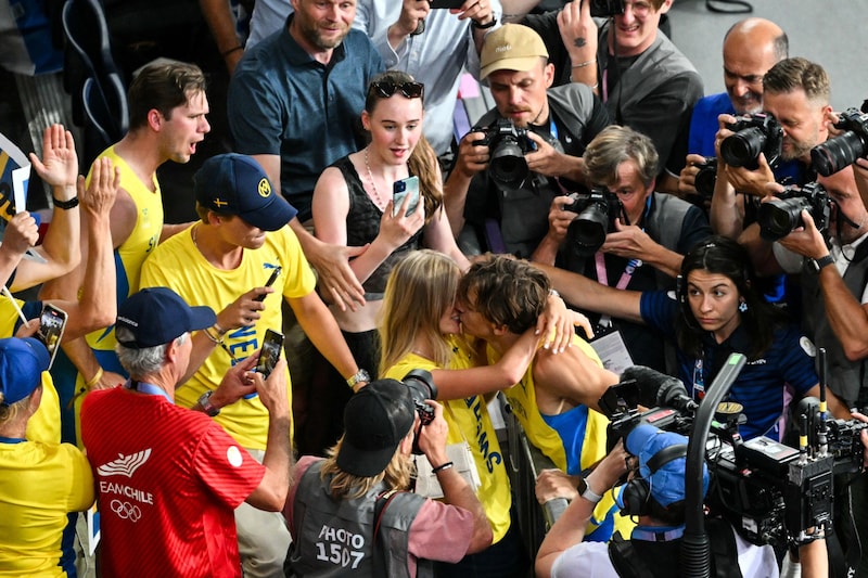 Sofort machte sich Duplantis am Weg zur Tribüne. (Bild: AFP/Andrej ISAKOVIC)