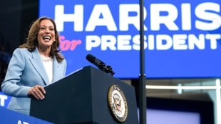 Kamala Harris will nach ihrer Amtszeit als Vizepräsidentin nun das höchste Amt in den USA bekleiden. (Bild: APA/AP)