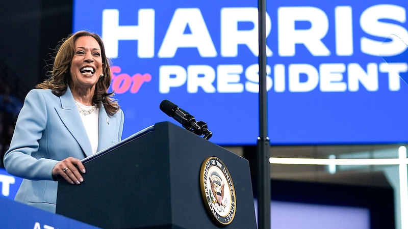 Kamala Harris is catching up in important US states. This is probably one of the reasons why Donald Trump does not like the Democratic candidate swap. (Bild: APA/AP)