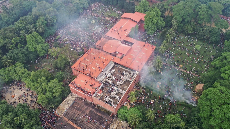 Hier stürmten Demonstranten den Regierungspalast der Regierungschefin Bangladeschs. (Bild: AFP)