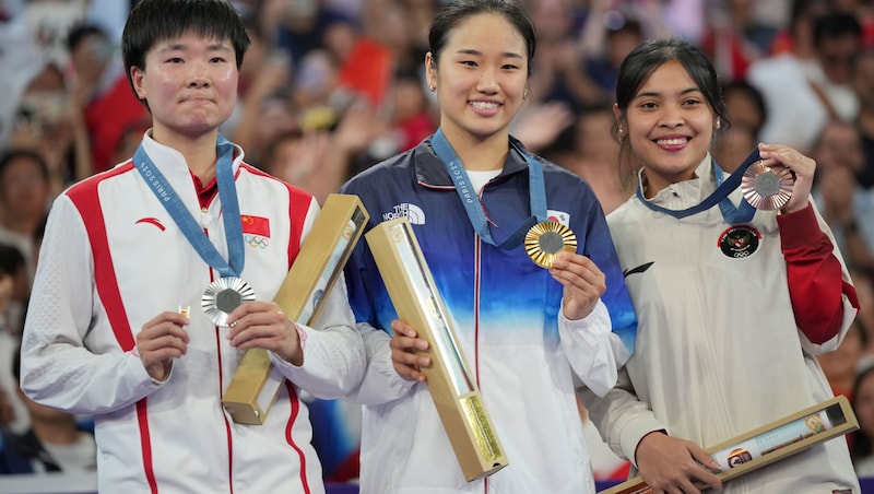 He Bingjiao, An Se-Young und Tunjung Gregoria Mariska (von li. nach re.) (Bild: AP/Kin Cheung)