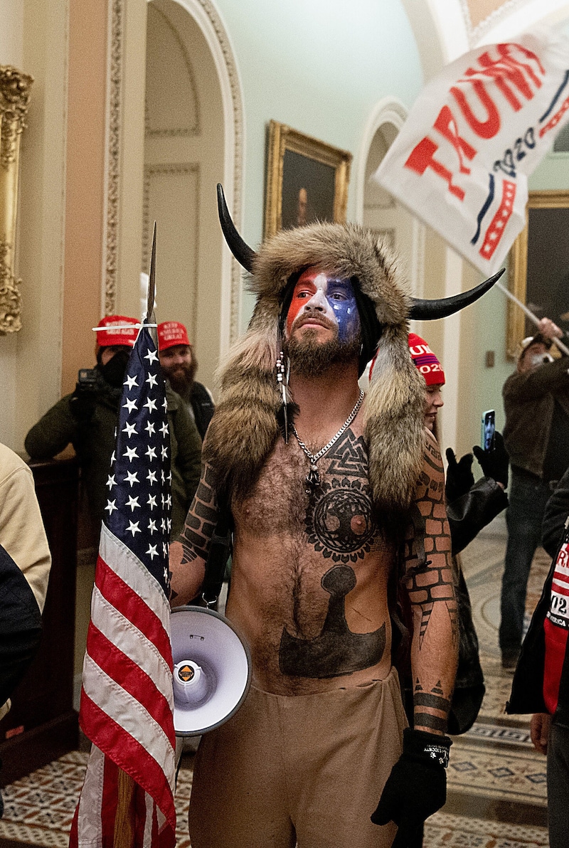 The "shaman" was at the forefront of the Capitol storming. (Bild: APA/AFP/SAUL LOEB)