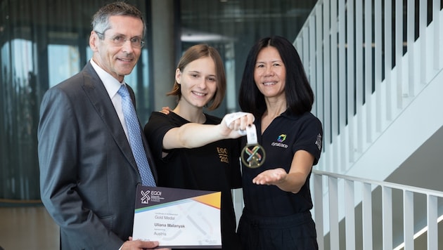 Dynatrace-Mitgründerin Sok-Kheng Taing (r.) und OCG-Präsident Wilfried Seyruck gratulieren Uliana Malanyak  zu ihrer Goldmedaille „European Girls’ Olympiad in Informatics“. (Bild: Ines Thomsen)