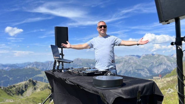 Der Job und die Liebe zu den Bergen hat den DJ ins Ländle verschlagen. (Bild: DJ Adrian)