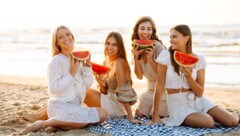 Im Urlaub zu smarten Snacks wie Obst greifen. (Bild: stock.adobe.com/maxbelchenko - stock.adobe.com)