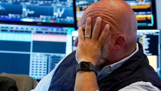 An den weltweiten Leitbörsen – wie hier an der New Yorker Wall Street – sorgten die massiven Kurseinbrüche für Kopfzerbrechen. (Bild: AP/Richard Drew)