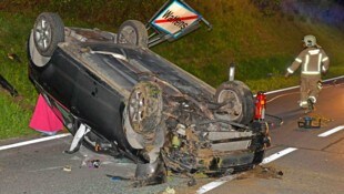 Die Lenkerin konnte sich selbstständig aus dem Wrack befreien. (Bild: ZOOM Tirol/Krone KREATIV)