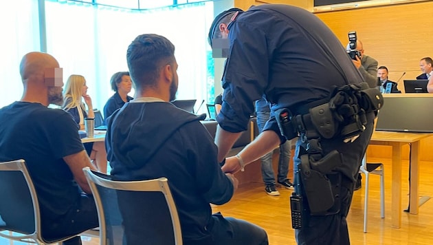 The two defendants in front of the jury court in Leoben (Bild: Monika König-Krisper, Krone KREATIV)