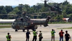 Die Leiche des Piloten wird von der indonesischen Luftwaffe aus der Unruheregion ausgeflogen. (Bild: AFP/Sevianto Pakiding)