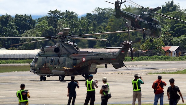 Die Leiche des Piloten wird von der indonesischen Luftwaffe aus der Unruheregion ausgeflogen. (Bild: AFP/Sevianto Pakiding)