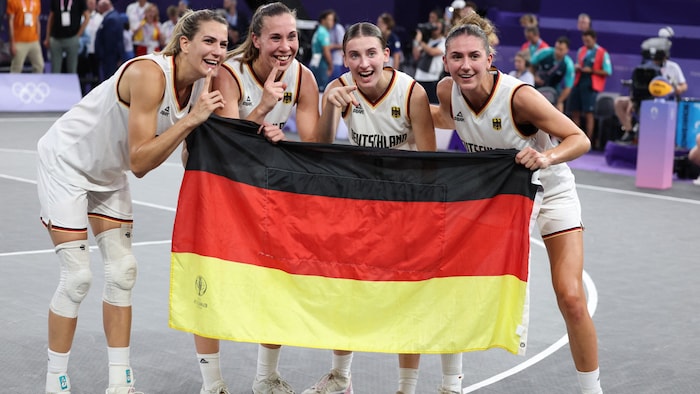 Freuen sich über Gold: die deutschen 3x3-Basketballdamen.