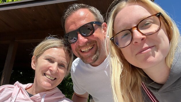 Sonja's greatest wish, pictured with her husband Markus and daughter Lana: to return to her old job despite being in a wheelchair after her surgery disaster. (Bild: Andi Leisser)