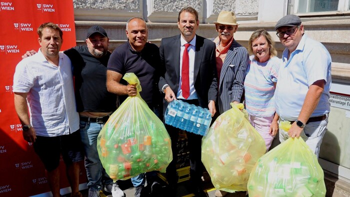 Der sozialdemokratische Wirtschaftsverband Wien (Bildmitte: Präsident Marko Fischer) stellt sich ...