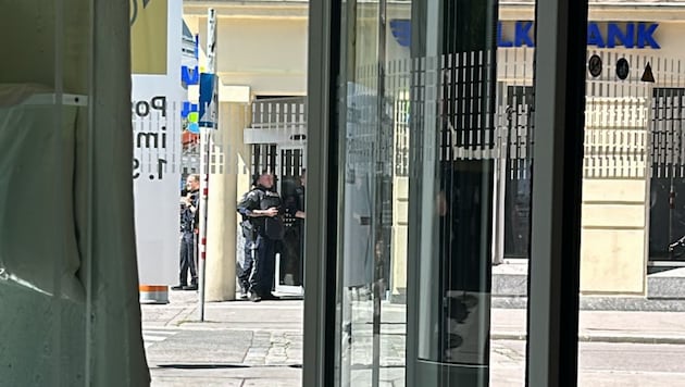 Operation on Tuesday in the Rochusmarkt area. A weapon was reportedly spotted in the building of a Volksbank branch. (Bild: Leserreporter)