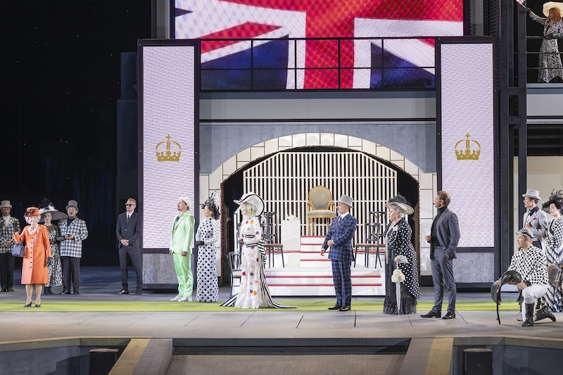 Seefestspiele Mörbisch: from left to right: Dolores Schmidinger, Anna Rosa Döller, Ramin Dustdar, Marika Lichter, Mark Seibert, Michael Wachelhofer (kneeling on the far right) (Bild: kurtpinter.com)