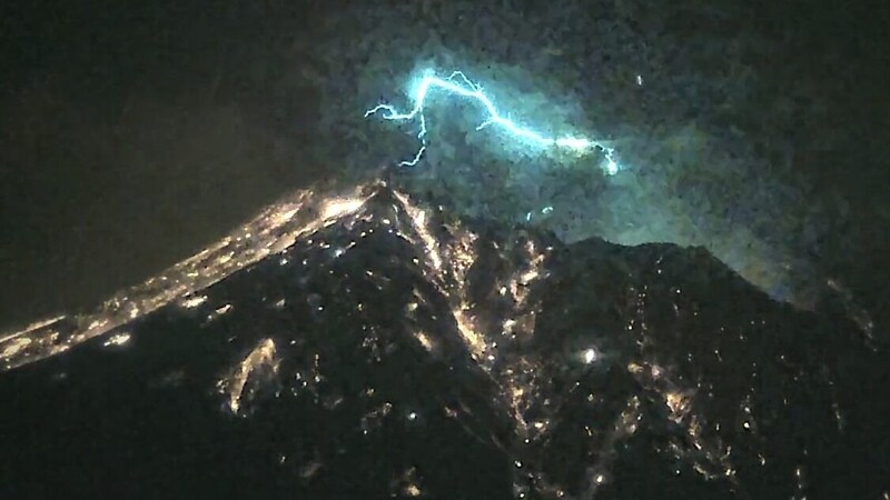 Der Vulkan Sakurajima in Japan ist in der Nacht auf Dienstag ausgebrochen und hat eine mehr als 3000 Meter hohe Aschewolke in den Himmel gespuckt. (Bild: kameraOne (Screenshot))