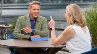 Martin Thür führte die ORF-“Sommergespräche“ am Traunsee. (Bild: ORF/ Roman Zach-Kiesling)