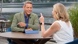 Martin Thür führte die ORF-“Sommergespräche“ am Traunsee. (Bild: ORF/ Roman Zach-Kiesling)