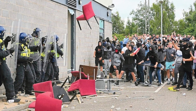 The riots are now spreading like wildfire across the UK. (Bild: AP ( via APA) Austria Presse Agentur/PA)