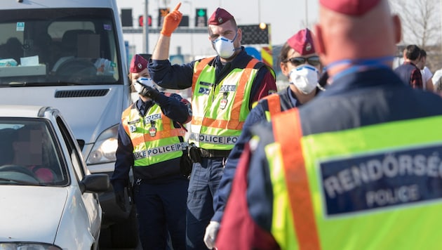 Border control by the Hungarian police (Bild: AFP or licensors, Krone KREATIV)