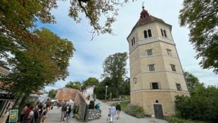 Der Glockenturm am Schloßberg beherbergt die berühmte Glocke Liesl. (Bild: Jauschowetz Christian)