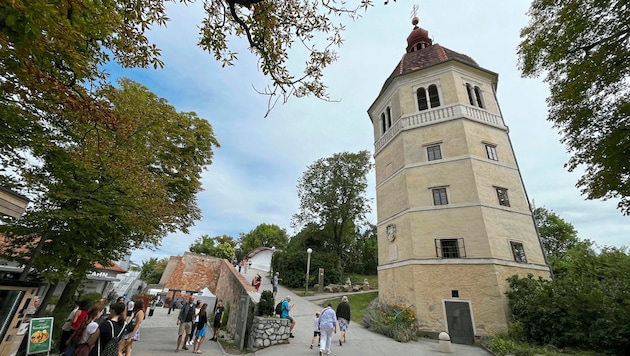 Der Glockenturm am Schloßberg beherbergt die berühmte Glocke Liesl. (Bild: Jauschowetz Christian)