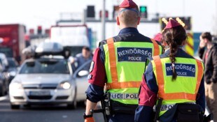 Grenzkontrolle durch die ungarische Polizei (Bild: APA/AFP/ALEX HALADA)