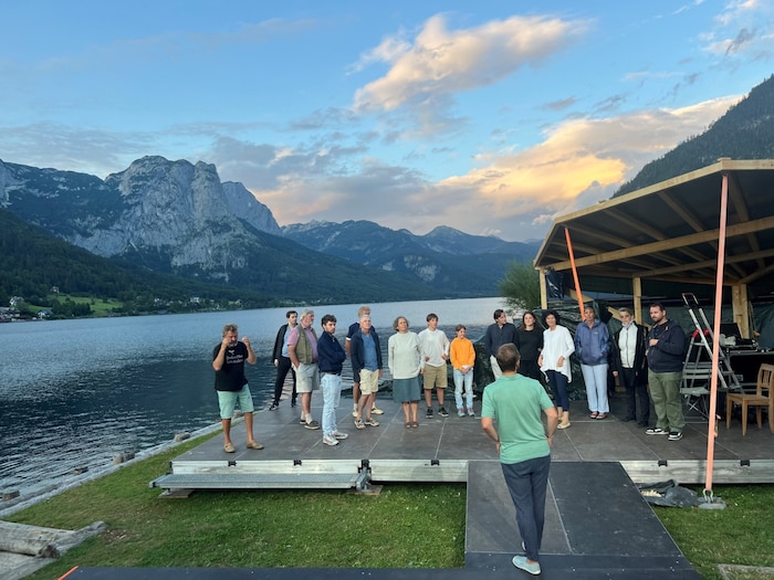 Die Oper findet direkt am Ufer des Grundlsees statt