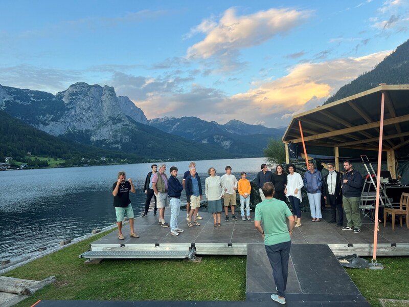 Die Oper findet direkt am Ufer des Grundlsees statt (Bild: Frey)